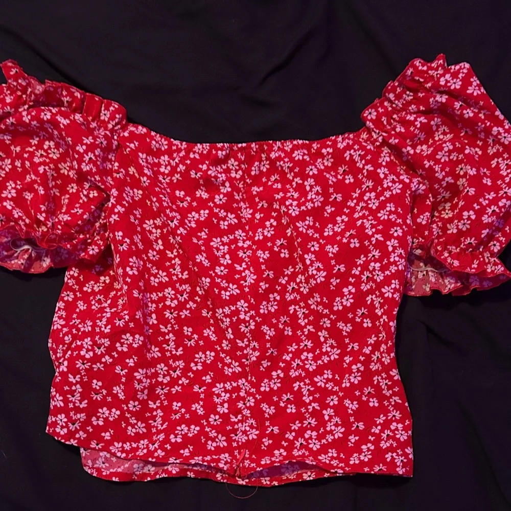 SHEIN Red Puff-Sleeve Floral Crop Top - Picture 3 of 3